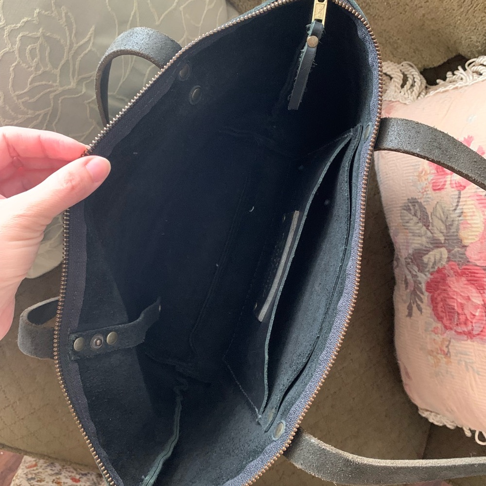 Chic Black Leather Tote Bag - Picture 4 of 10